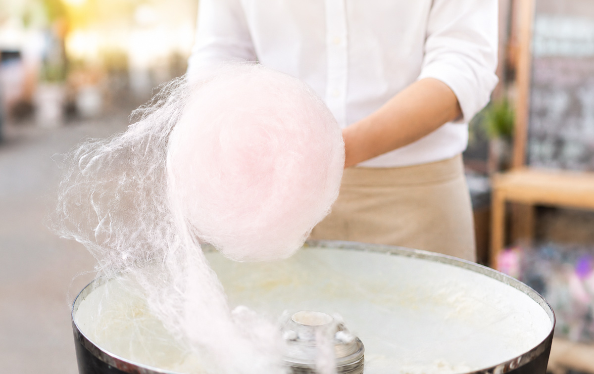 綿菓子はどうしてできる？　砂糖がふわふわになるしくみを解説
